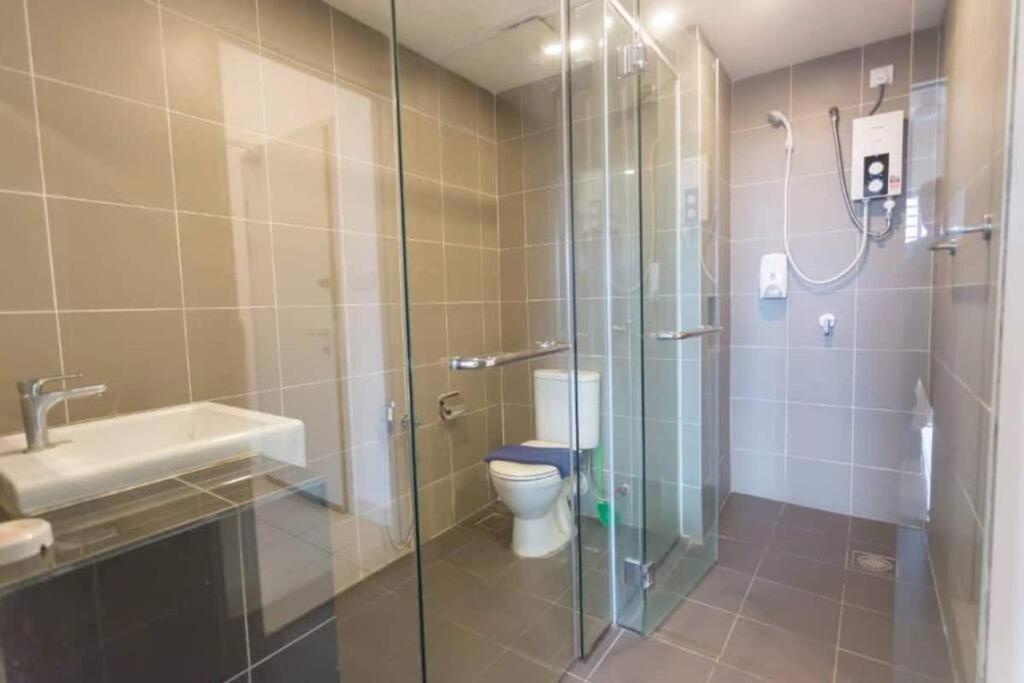 Kk B/2 Queen Bed/ Netflix/free Parking Pangsapuri Kota Kinabalu